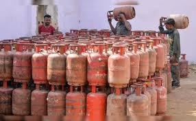 दिल्ली सरकार का दावा: LPG और पेट्रोल-डीजल पर्याप्त, कालाबाजारी पर निगरानी