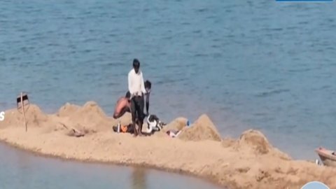 मध्य प्रदेश: पुलिस और रेत माफिया के बीच गठजोड़…. अवैध रेत उत्खनन के लिए ‘एंट्री’ के नाम पर वसूली का आरोप