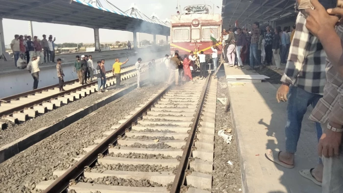 पीथमपुर–धार रेल लाइन पर पहली बार टॉवर वेगन का ट्रायल, 1 घंटे 50 मिनट में पूरा सफर