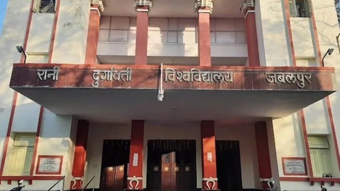 कुलगुरु नियुक्ति विवाद में हाईकोर्ट सख्त, जवाब न देने पर राज्य सरकार पर 5 हजार का जुर्माना कुलगुरु नियुक्ति विवाद में हाईकोर्ट सख्त, जवाब न देने पर राज्य सरकार पर 5 हजार का जुर्माना