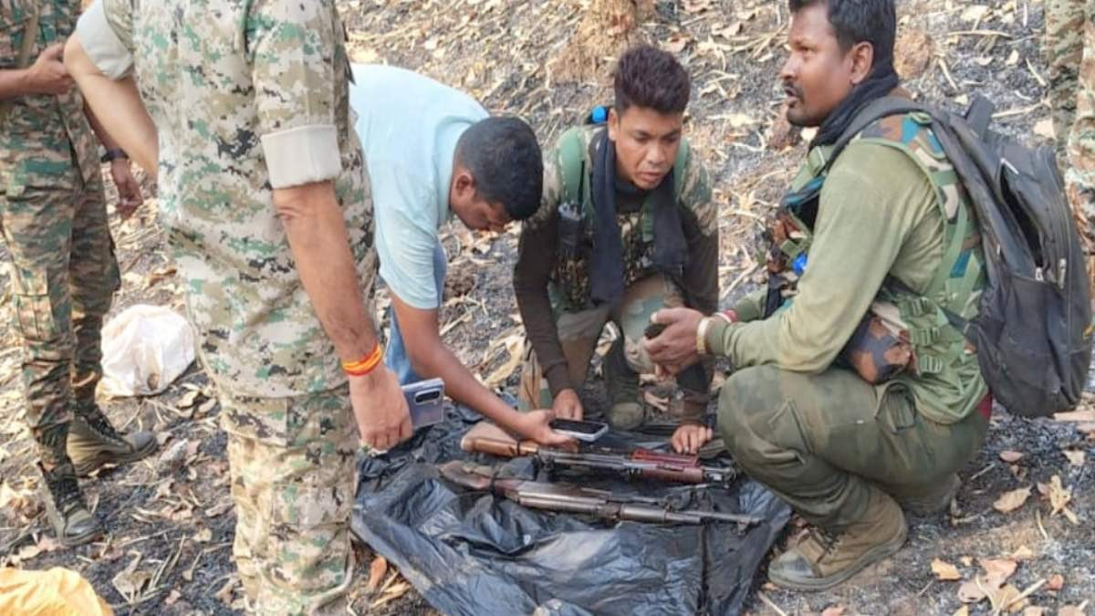 जंगल में मिला नक्सली हथियारों का जखीरा, AK-47, इंसास रायफल समेत अन्य सामान जब्त