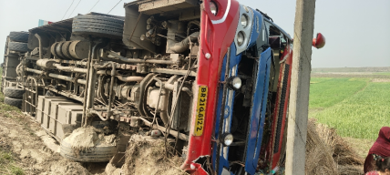 सुपौल में हाईवे से 20 फीट नीचे गिरी पटना-जोगबनी बस, चहुंओर मच गई चीख-पुकार सुपौल में हाईवे से 20 फीट नीचे गिरी पटना-जोगबनी बस, चहुंओर मच गई चीख-पुकार