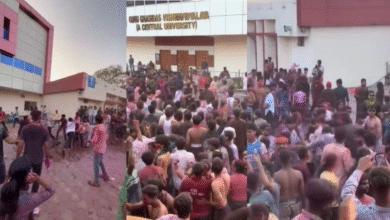 होली मिलन कार्यक्रम में बवाल: GGU में आपस में भिड़े छात्र, जमकर चले लात-घूंसे, मारपीट का वीडियो वायरल होली मिलन कार्यक्रम में बवाल: GGU में आपस में भिड़े छात्र, जमकर चले लात-घूंसे, मारपीट का वीडियो वायरल