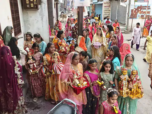 धमतरी में गणगौर पर्व पर निकली भव्य शोभायात्रा, पारंपरिक वेशभूषा में महिलाओं का उत्साह