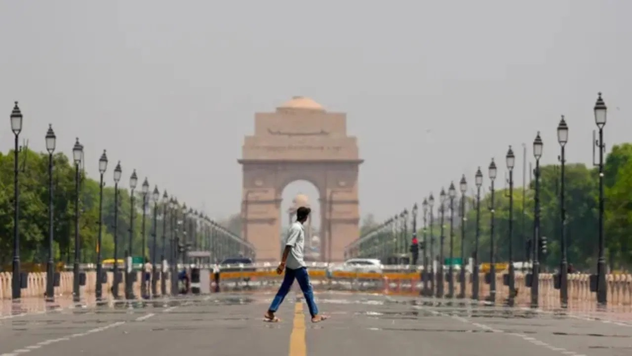 48 घंटे बाद फिर बारिश… दिल्ली सहित इन 4 राज्यों का बिगड़ेगा मौसम, पहाड़ों पर बर्फबारी का अलर्ट
