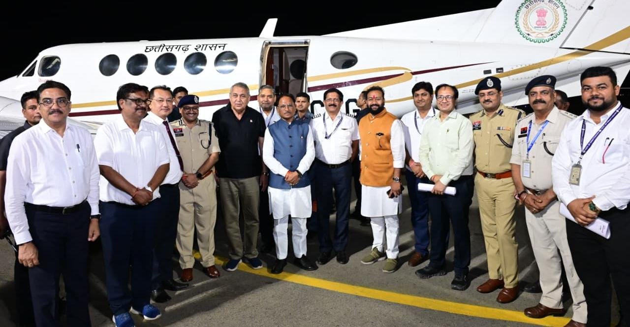 बिलासा देवी केवट एयरपोर्ट से रात्रि उड़ान सेवा का शुभारंभ: सीएम साय पहली नाइट फ्लाइट से पहुंचे रायपुर