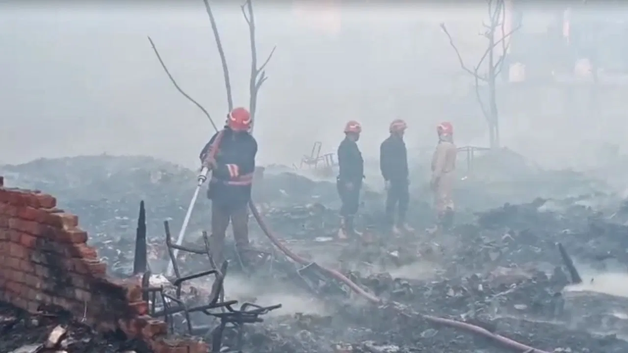 रिठाला मेट्रो के पास भीषण आग: 100 से ज्यादा झुग्गियां जलकर राख, एक युवती की दर्दनाक मौत