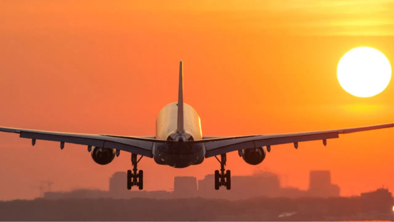 पश्चिम एशिया संकट: DGCA ने एयरलाइंस को खाड़ी देशों के हवाई क्षेत्र से बचने की सलाह दी