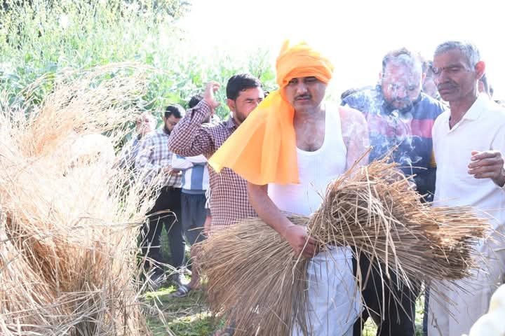 खाकी के साये में हुआ अंतिम संस्कार और गांव में पसरा सन्नाटा, शिक्षिका की संदिग्ध मौत के बाद अब बाकी आरोपियों की तलाश तेज खाकी के साये में हुआ अंतिम संस्कार और गांव में पसरा सन्नाटा, शिक्षिका की संदिग्ध मौत के बाद अब बाकी आरोपियों की तलाश तेज