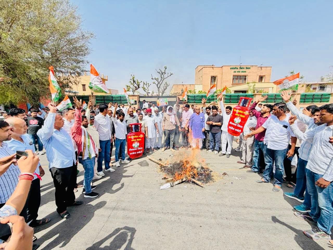 राजस्थान: गैस संकट और बढ़ती कीमतों को लेकर डीडवाना में कांग्रेस का प्रदर्शन, पीएम मोदी का फूंका पुतला
