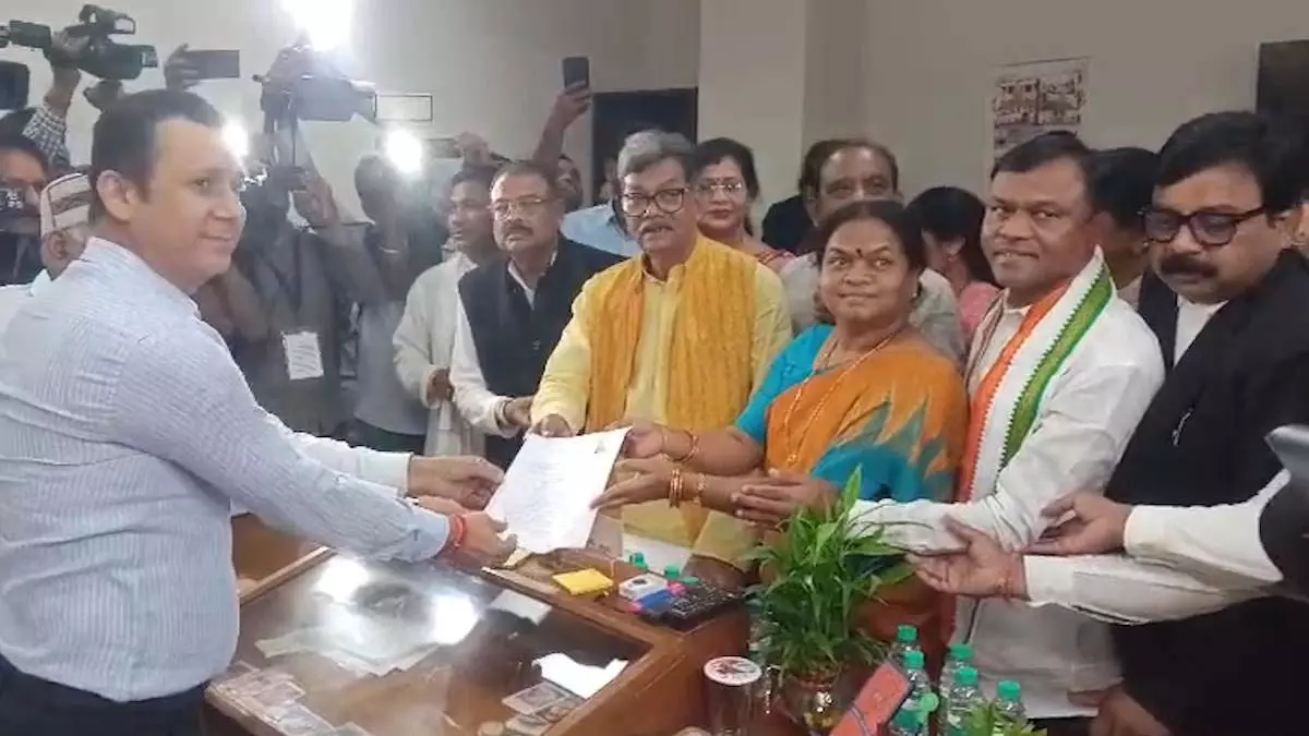 राज्यसभा चुनाव: फूलोदेवी नेताम ने दाखिल किया नामांकन , कांग्रेस नेताओं की रही मौजूदगी