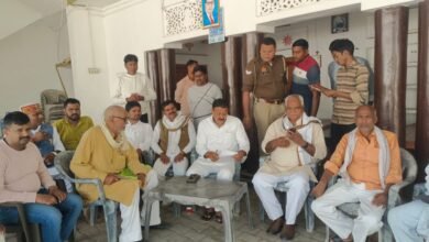 उत्तर प्रदेश में इन्वेस्टर नहीं आ रहे हैं जिसके वजह से मुख्यमंत्री को जापान सिंगापुर और अन्य देशों में जाना पड़ रहा है और इन्वेस्टर को बुलाना पड़ रहा है