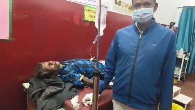 प्रतापपुर में भीषण सड़क हादसा: बस से टक्कर के बाद बाइक सवार दामोदर के हाथ-पैर टूटे, हालत गंभीर