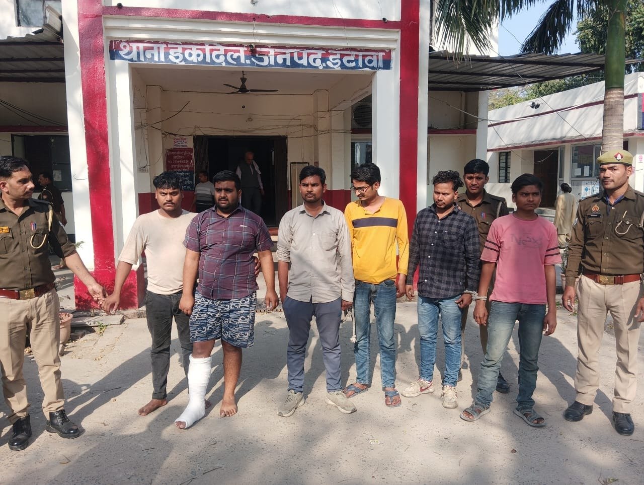 इटावा : होटल में चल रहे देह व्यापार का भंडाफोड़, 6 पुरुष व 2 महिलाएं गिरफ्तार इटावा : होटल में चल रहे देह व्यापार का भंडाफोड़, 6 पुरुष व 2 महिलाएं गिरफ्तार