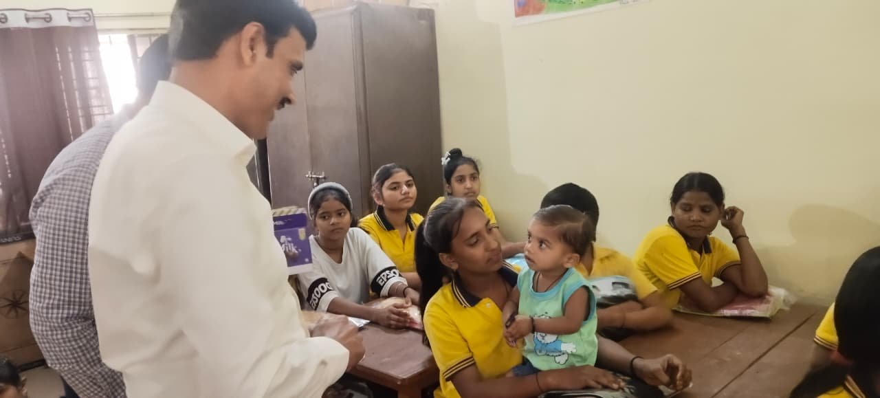 होली पर प्रशासन का मानवीय चेहरा, अनाथ बच्चियों के संग मनाया त्योहार