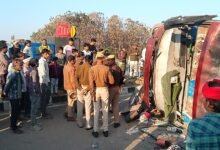 त्योहार के बीच बड़ा सड़क हादसा: उझयानी के पास स्लीपर बस पलटी, 15 यात्री घायल; दो की हालत नाजुक