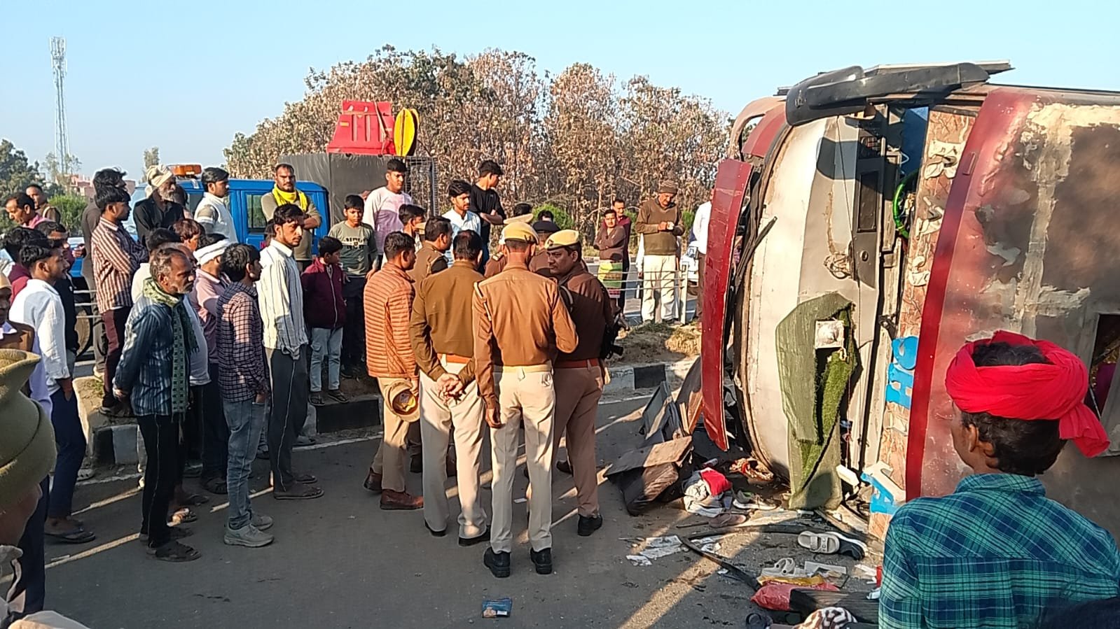 त्योहार के बीच बड़ा सड़क हादसा: उझयानी के पास स्लीपर बस पलटी, 15 यात्री घायल; दो की हालत नाजुक
