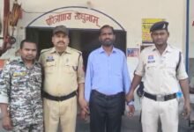 छत्तीसगढ़: महिला के साथ आपत्तिजनक हालत में पकड़ा गया शिक्षक, पति ने घर में बाहर से ताला लगाकर बुलायी पुलिस…