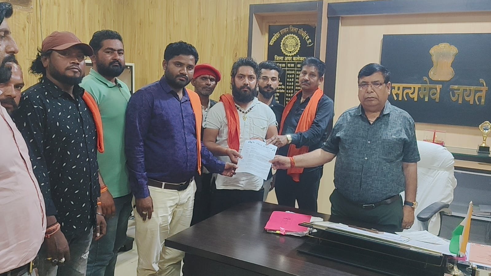 सीधी: सरकारी अस्पताल में लापरवाही का आरोप, शिवसेना ने प्रशासन को सौंपा ज्ञापन; कार्रवाई नहीं हुई तो घेराव की चेतावनी