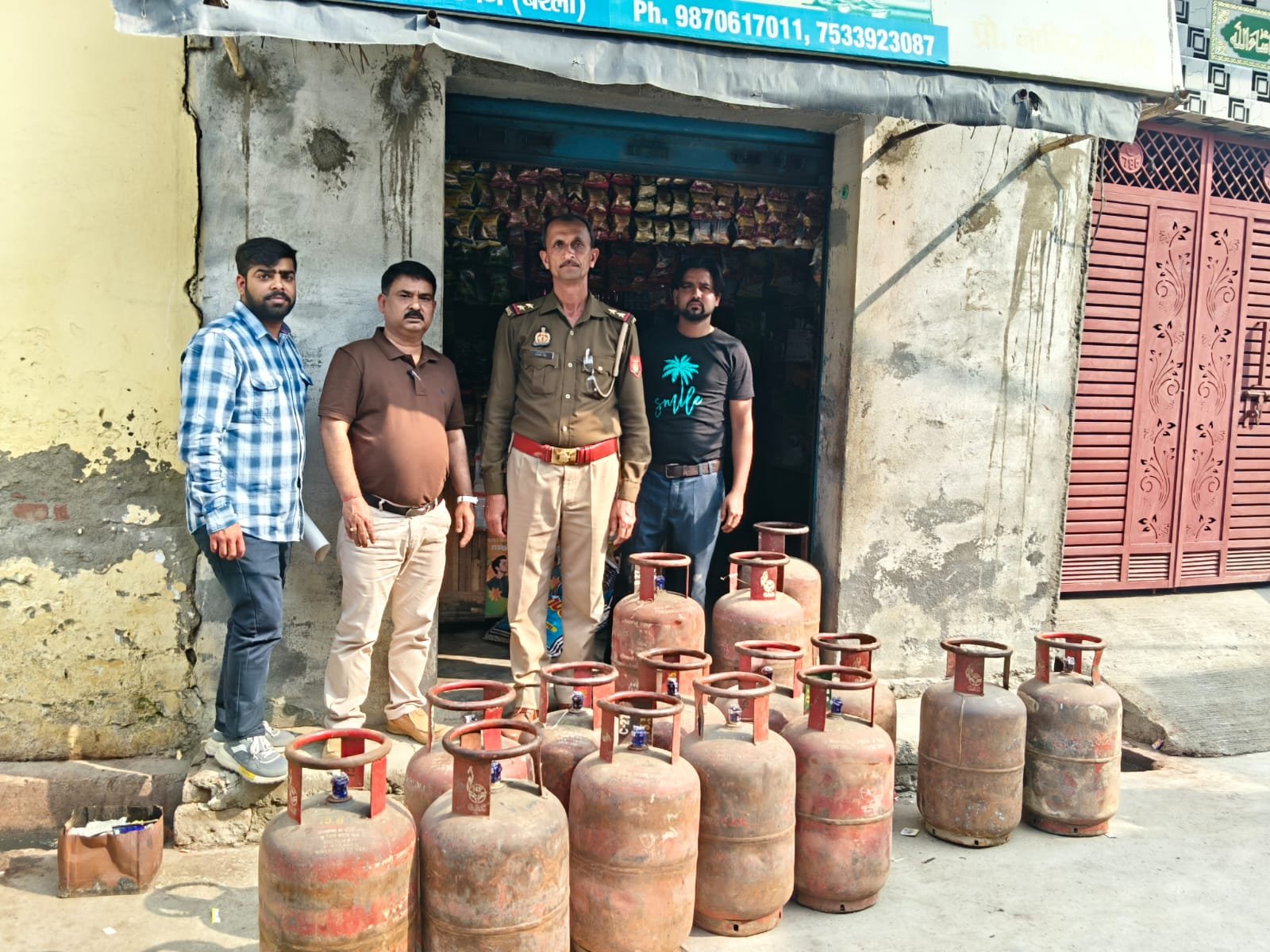 उत्तर प्रदेश: अवैध गैस रिफिलिंग का भंडाफोड़, 15 घरेलू सिलेंडर जब्त; आरोपी के खिलाफ मुकदमा दर्ज