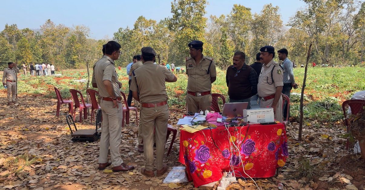 बलरामपुर में अफीम की अवैध खेती का मामला गरमाया, एसपी ने कहा- जांच जारी, दोषियों पर होगी कड़ी कार्रवाई