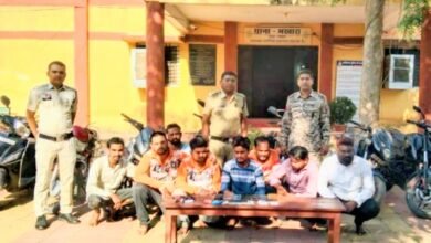 श्मशान घाट के सन्नाटे में सज रही थी जुए की महफिल, पुलिस ने मारी रेड, 8 जुआरी गिरफ्तार