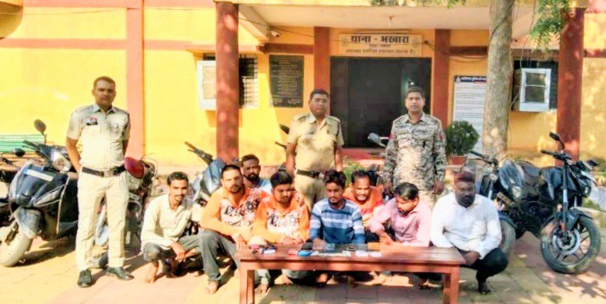 श्मशान घाट के सन्नाटे में सज रही थी जुए की महफिल, पुलिस ने मारी रेड, 8 जुआरी गिरफ्तार