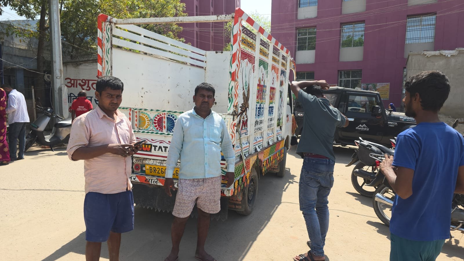 सिर पर फसल का बोझा… ऊपर हाई टेंशन तार, पलभर में बुझ गई 23 साल के युवक की जिंदगी सिर पर फसल का बोझा… ऊपर हाई टेंशन तार, पलभर में बुझ गई 23 साल के युवक की जिंदगी