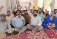 वकील-लेखपाल विवाद: बरेली में कार्रवाई की मांग को लेकर धरने पर बैठे लेखपाल, थाना समाधान दिवस का किया बहिष्कार