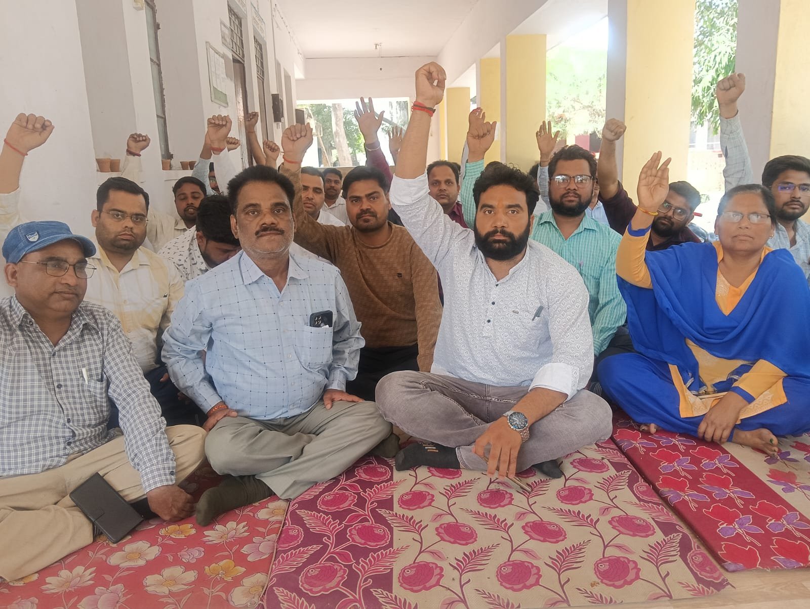 वकील-लेखपाल विवाद: बरेली में कार्रवाई की मांग को लेकर धरने पर बैठे लेखपाल, थाना समाधान दिवस का किया बहिष्कार