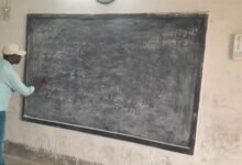 सुपौल के सरकारी स्कूलों में परीक्षा का हाल, मोबाइल से डाउनलोड हो रहा प्रश्न; शिक्षक बोर्ड पर लिखकर ले रहे परीक्षा