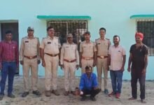 बलरामपुर में वन विभाग की बड़ी कार्रवाई, जंगल में आग लगाते युवक को रंगे हाथों दबोचा