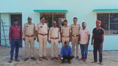 बलरामपुर में वन विभाग की बड़ी कार्रवाई, जंगल में आग लगाते युवक को रंगे हाथों दबोचा