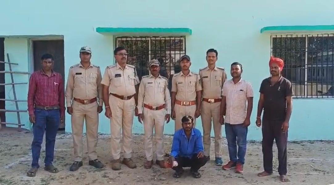 बलरामपुर में वन विभाग की बड़ी कार्रवाई, जंगल में आग लगाते युवक को रंगे हाथों दबोचा