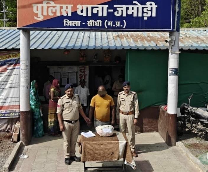 जामोड़ी पुलिस की बड़ी कार्रवाई: झाड़ियों में छिपाकर बेची जा रही नशीली कफ सिरप बरामद, आरोपी गिरफ्तार जामोड़ी पुलिस की बड़ी कार्रवाई: झाड़ियों में छिपाकर बेची जा रही नशीली कफ सिरप बरामद, आरोपी गिरफ्तार