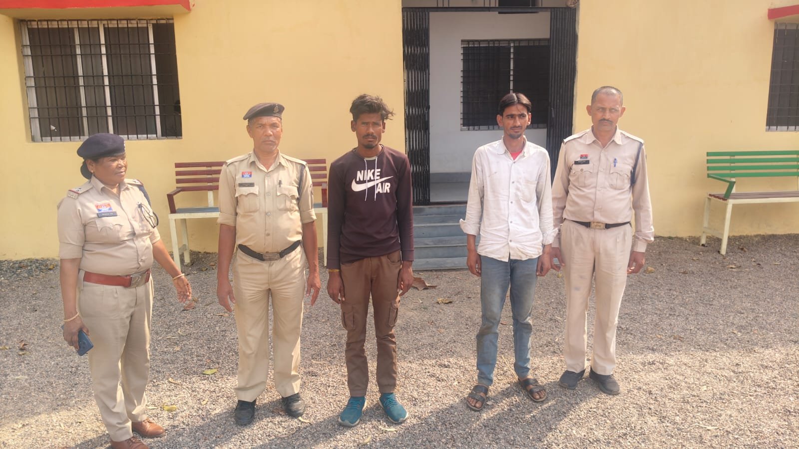 सूरजपुर पुलिस ने खोला बड़ा राज! पिकअप में ठूंस-ठूंसकर भरे थे मवेशी, 2 तस्कर गिरफ्तार