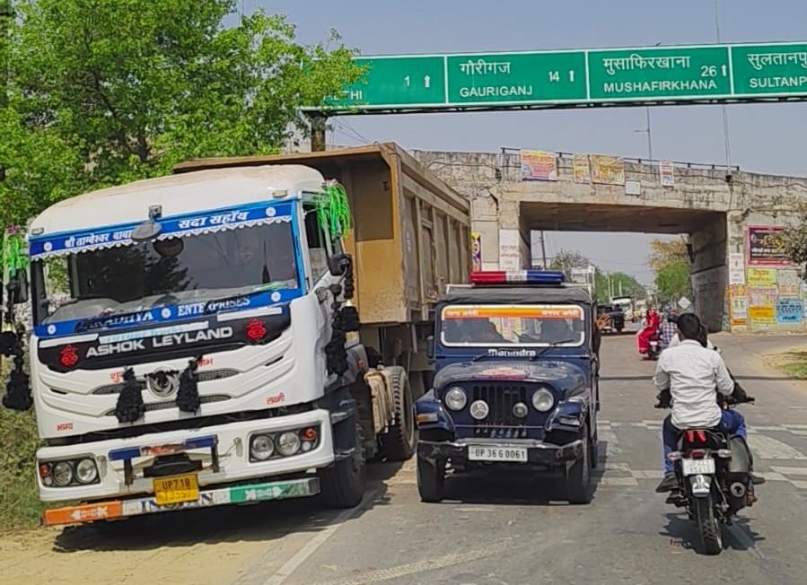 उत्तर प्रदेश: अमेठी में ओवरलोड ट्रकों पर कार्रवाई, 60 हजार का चालान; रिश्वत लेकर छोड़ने के भी आरोप