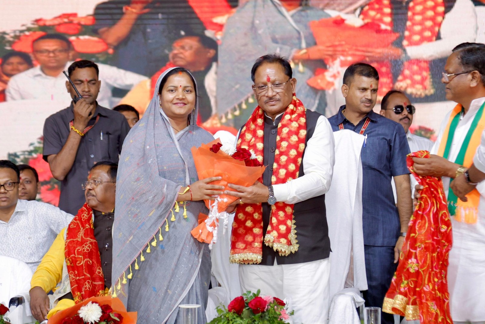सूरजपुर में विकास का ‘मेगा धमाका’! 185 करोड़ की सौगात के साथ हितग्राहियों पर बरसी योजनाओं की बारिश