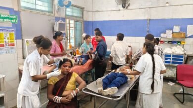 औरंगाबाद: तेज रफ्तार कार ने बाइक सवार परिवार को मारी टक्कर, पति-पत्नी और तीन बच्चे घायल