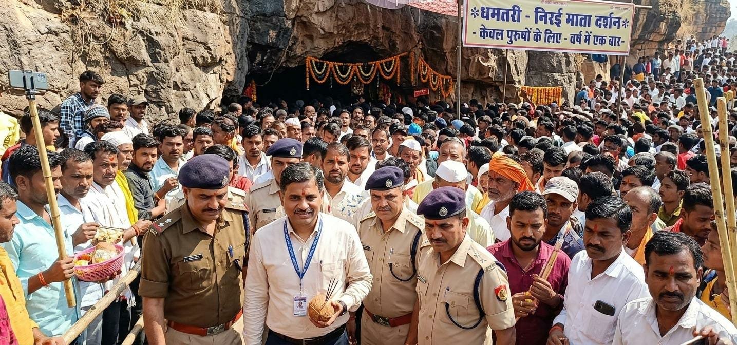 धमतरी के ‘रहस्यमयी’ निरई दरबार में जब ‘प्रोटोकॉल’ ने टेका मत्था, कलेक्टर ने आम श्रद्धालु की तरह कतार में लगकर किए दर्शन…