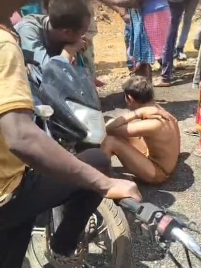 बलरामपुर में ‘तालिबानी सजा’: 300 रुपये के शक में युवक को भीड़ ने बेरहमी से पीटा! बलरामपुर में ‘तालिबानी सजा’: 300 रुपये के शक में युवक को भीड़ ने बेरहमी से पीटा!