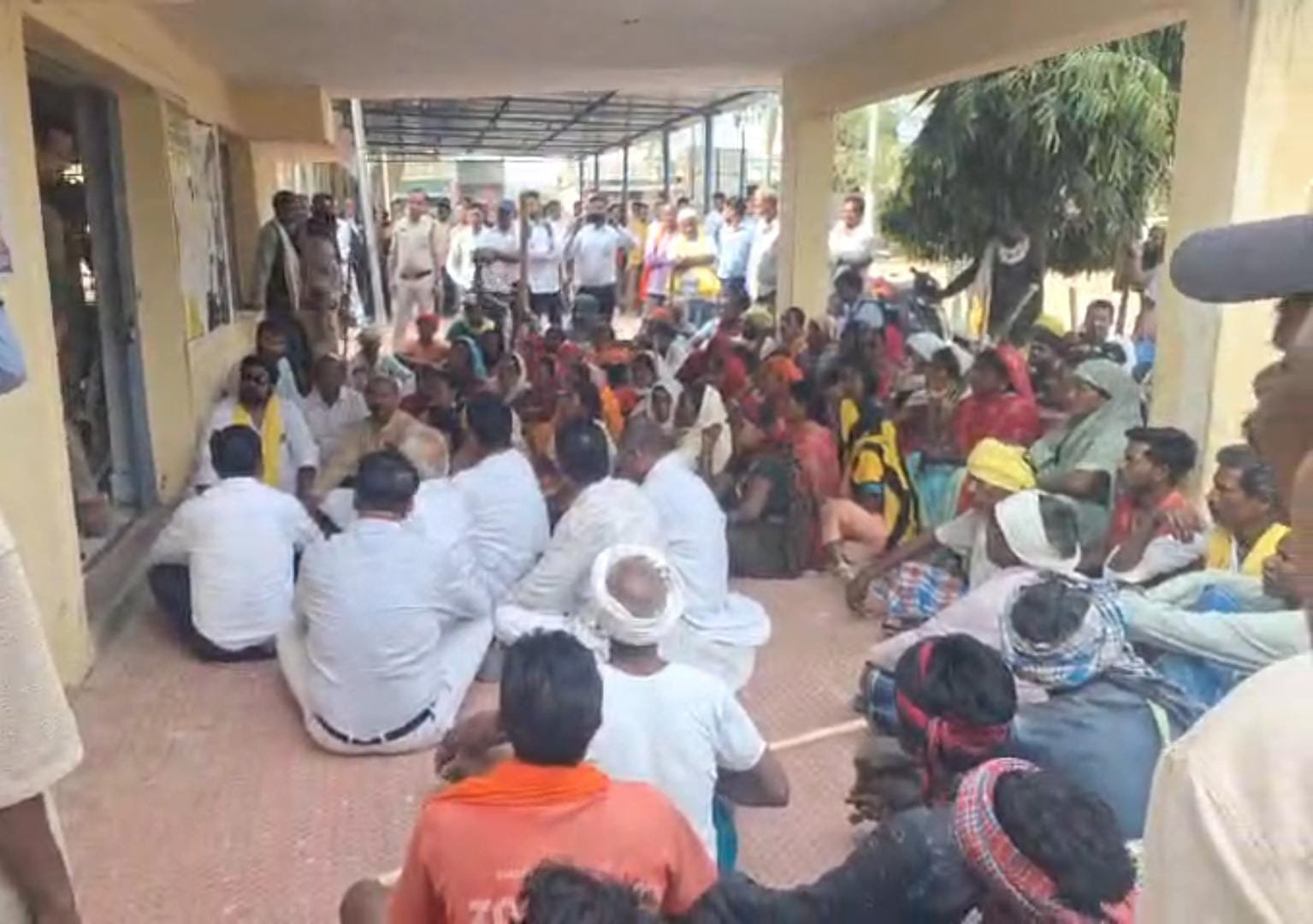 आधी रात घरों पर चला बुलडोजर! सूरजपुर में बवाल, सड़कों पर उतरे सैकड़ों ग्रामीण आधी रात घरों पर चला बुलडोजर! सूरजपुर में बवाल, सड़कों पर उतरे सैकड़ों ग्रामीण