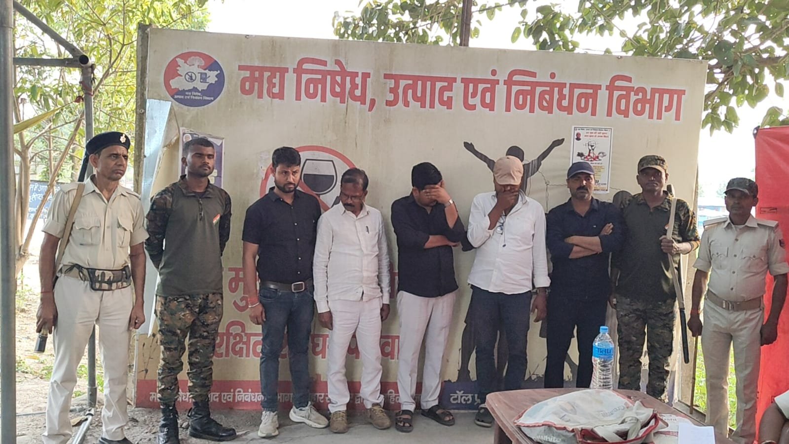 सुपौल: इंडो-नेपाल बॉर्डर पर नशे में धुत पांच सरकारी शिक्षक गिरफ्तार, शैक्षणिक परिभ्रमण के तहत बच्चों को ले गए थे नेपाल