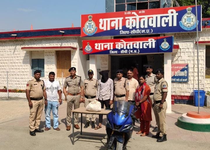 सीधी पुलिस का बड़ा एक्शन, नशीली कफ सिरप के साथ तस्कर गिरफ्तार, 1.58 लाख का माल जब्त” सीधी पुलिस का बड़ा एक्शन, नशीली कफ सिरप के साथ तस्कर गिरफ्तार, 1.58 लाख का माल जब्त”