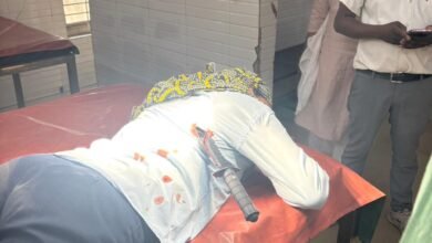 कोरबा में सरेआम हमला: युवती की पीठ में घोंपा चाकू, बदमाश फरार