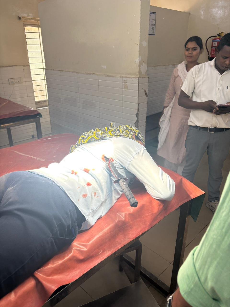 कोरबा में सरेआम हमला: युवती की पीठ में घोंपा चाकू, बदमाश फरार