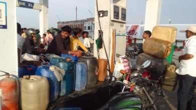 लखीमपुर खीरी : पंपों पर पेट्रोल-डीजल के लिए लग रही भीड़ बुलानी पड़ी थी पुलिस, बिना ईंधन जाने को तैयार नहीं लोग