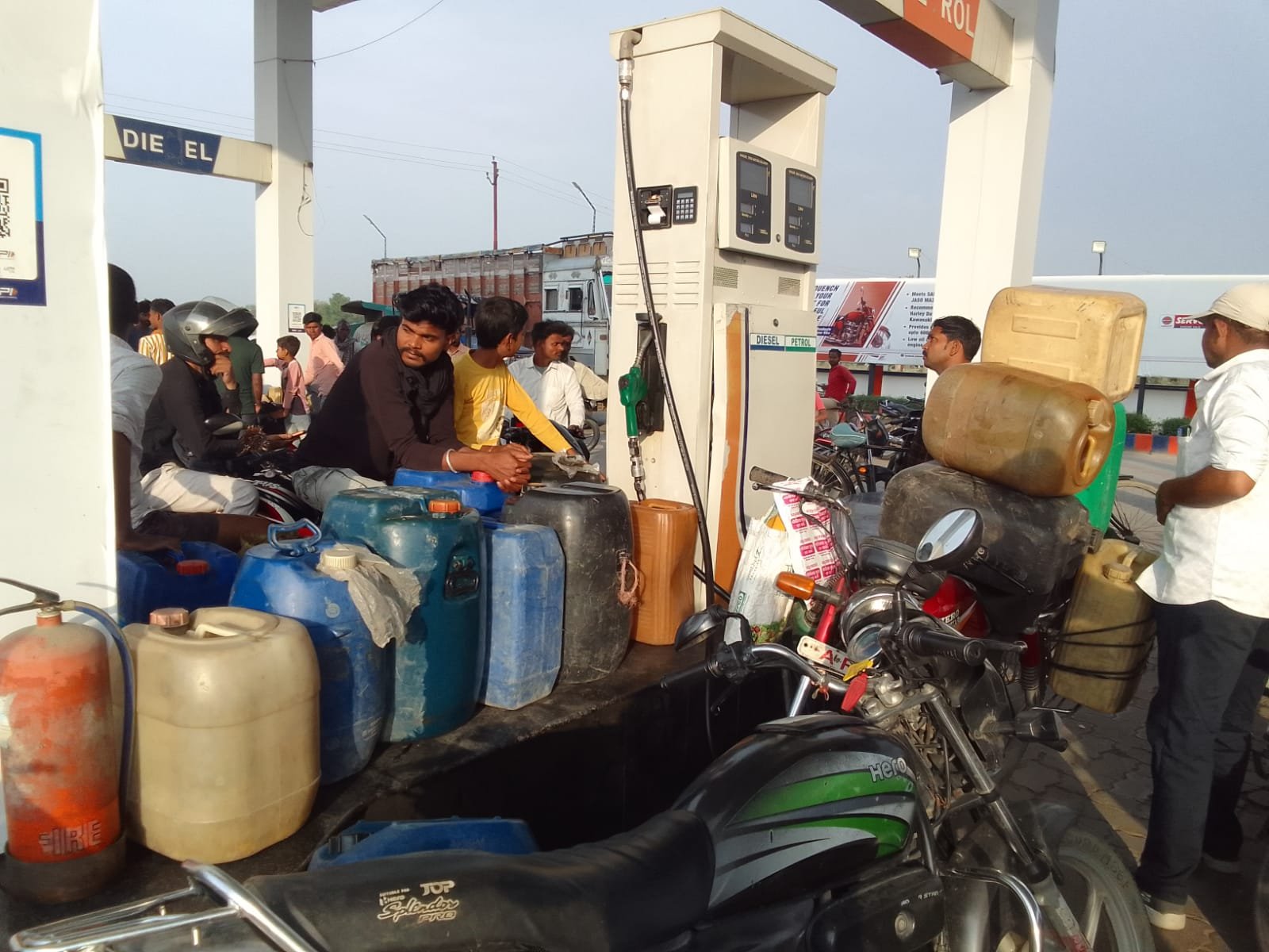 लखीमपुर खीरी : पंपों पर पेट्रोल-डीजल के लिए लग रही भीड़ बुलानी पड़ी थी पुलिस, बिना ईंधन जाने को तैयार नहीं लोग लखीमपुर खीरी : पंपों पर पेट्रोल-डीजल के लिए लग रही भीड़ बुलानी पड़ी थी पुलिस, बिना ईंधन जाने को तैयार नहीं लोग