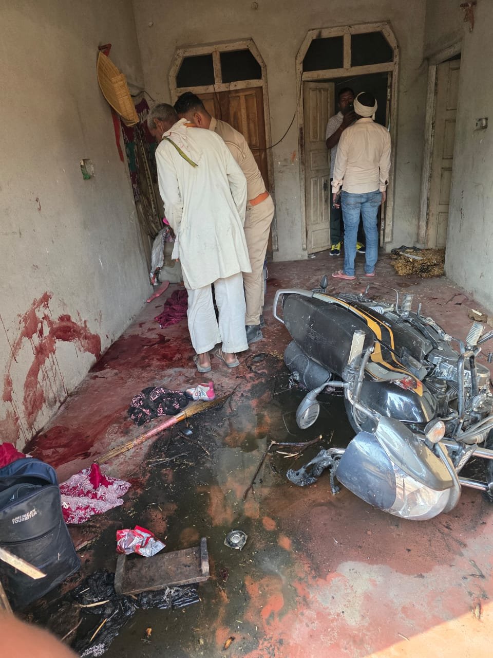 सुल्तानपुर: पति ने पत्नी पर कुल्हाड़ी से किया हमला, खुद का गला रेता…. दोनों अंबेडकरनगर रेफर