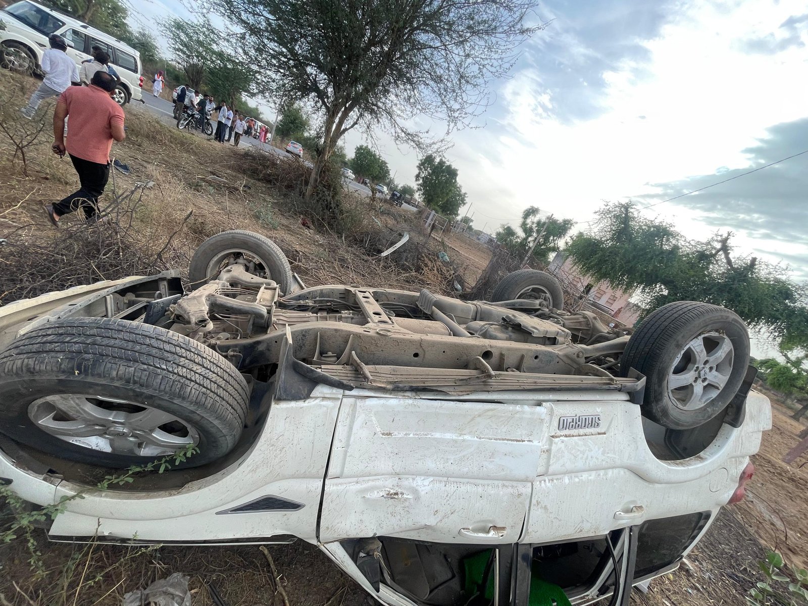 डीडवाना में दर्दनाक हादसा: कोलिया के पास पलटी तेज रफ्तार स्कॉर्पियो, पति-पत्नी की मौत; बेटा गंभीर घायल डीडवाना में दर्दनाक हादसा: कोलिया के पास पलटी तेज रफ्तार स्कॉर्पियो, पति-पत्नी की मौत; बेटा गंभीर घायल